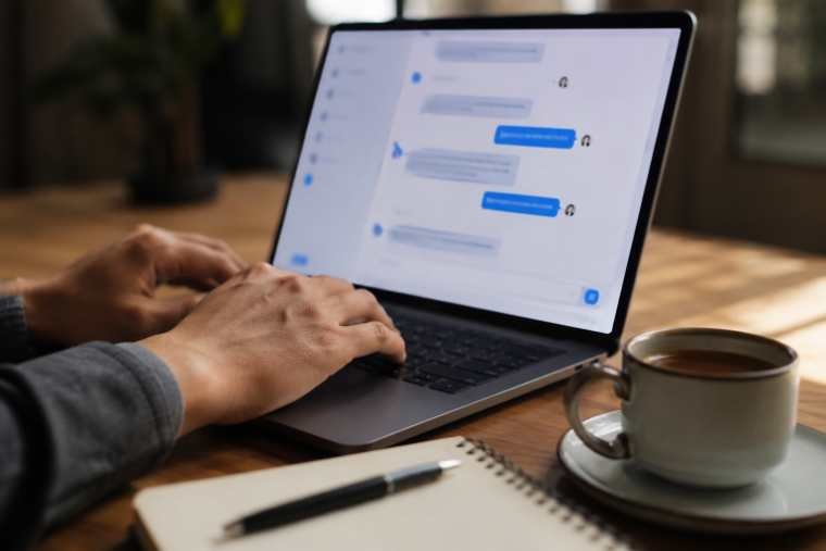 Viết prompt ChatGPT hiệu quả: hướng dẫn 2026 1 Cận cảnh thao tác viết prompt ChatGPT