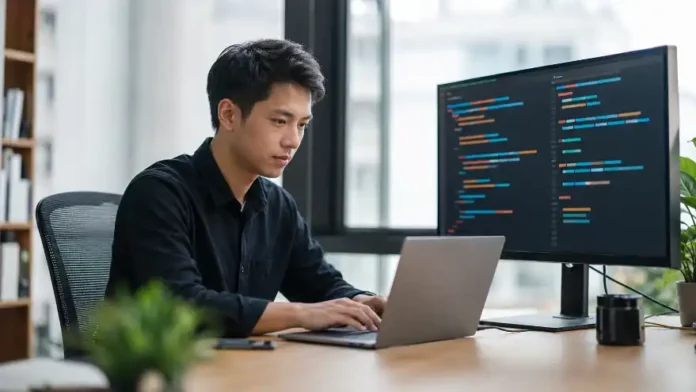 Lập trình viên Việt dùng Claude Code 2026 tại bàn làm việc