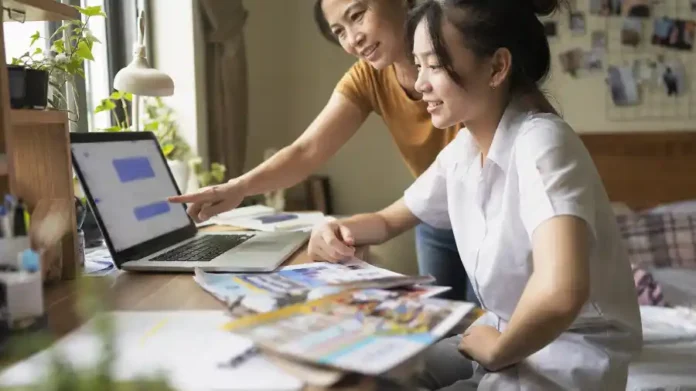 Nữ sinh dùng AI chọn ngành đại học sau kỳ thi tốt nghiệp THPT 2026