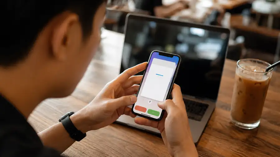 Tạo flashcard AI để học nhanh nhớ lâu 1 flashcard AI — ôn thẻ ghi nhớ trên điện thoại tại quán cà phê
