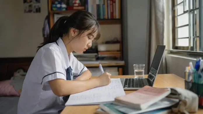 Học toán với AI — học sinh Việt Nam học toán bên laptop tại bàn học