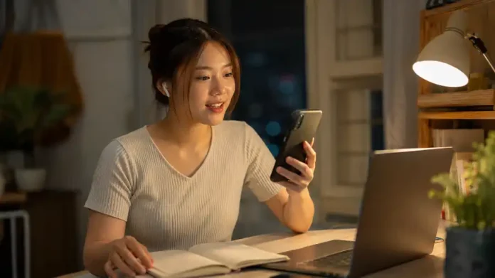 Luyện nói tiếng Anh với AI — nữ sinh viên Việt trò chuyện qua điện thoại