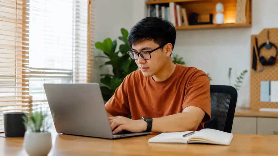 Nhịp AI tuần 26: lập trình viên Việt làm việc với laptop bên cửa sổ sáng