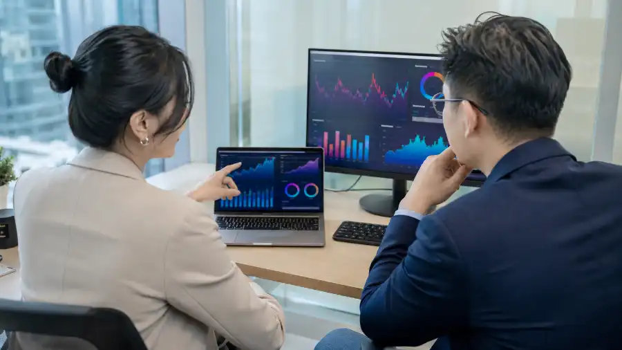 Hai chuyên gia xem biểu đồ hiệu quả, bàn về ROI AI doanh nghiệp