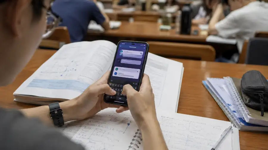 sổ tay học tập Gemini — tay gõ điện thoại ứng dụng học