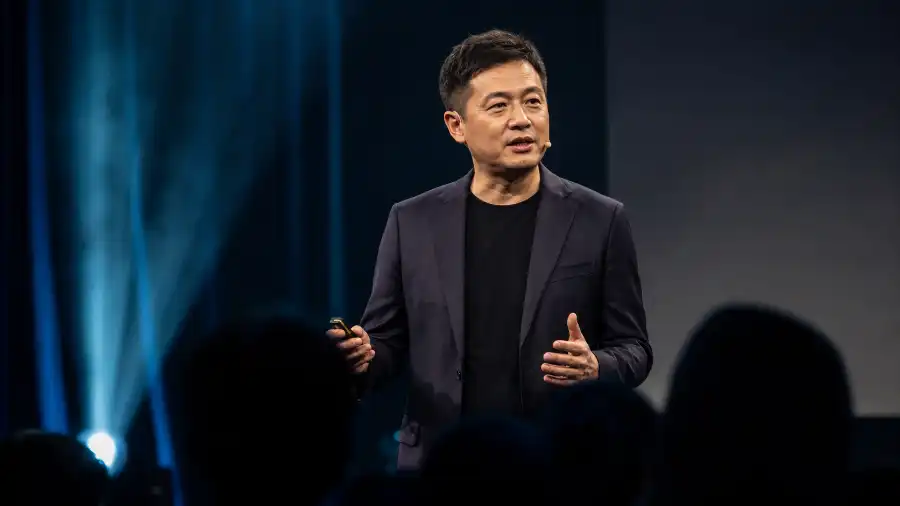Nhịp AI tuần 27: CEO công nghệ phát biểu trên sân khấu keynote về mô hình AI mới