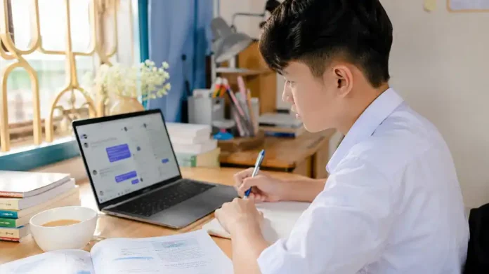 trợ lý học tập AI — học sinh Việt ôn bài bên laptop tại nhà