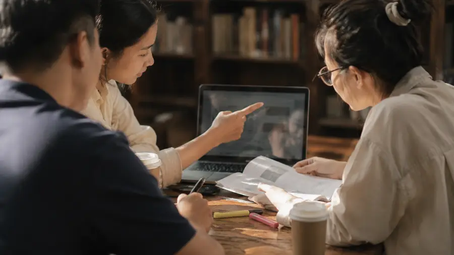 Chuẩn đầu ra AI thành bắt buộc với sinh viên 1 chuẩn đầu ra AI — sinh viên Việt học nhóm với laptop trong thư viện