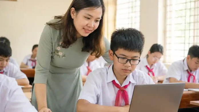 Gemini Classroom — cô giáo hướng dẫn học sinh dùng laptop trong lớp