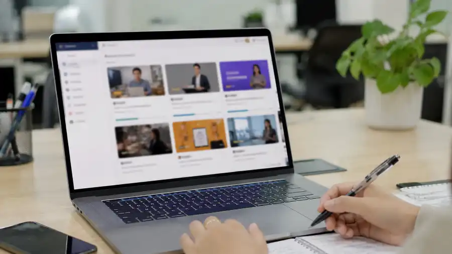 So sánh khóa học AI Unica trên màn hình laptop tại văn phòng Việt Nam