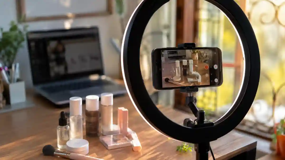 Kiếm tiền với video AI 2026: ba mô hình thu nhập có thật 1 Kiếm tiền với video AI — bàn quay clip sản phẩm với ring light và laptop