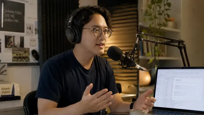 Kit podcast - podcaster Việt ghi âm tập mới trong studio tại nhà