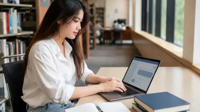 plugin ChatGPT — sinh viên Việt Nam học tập với laptop tại thư viện