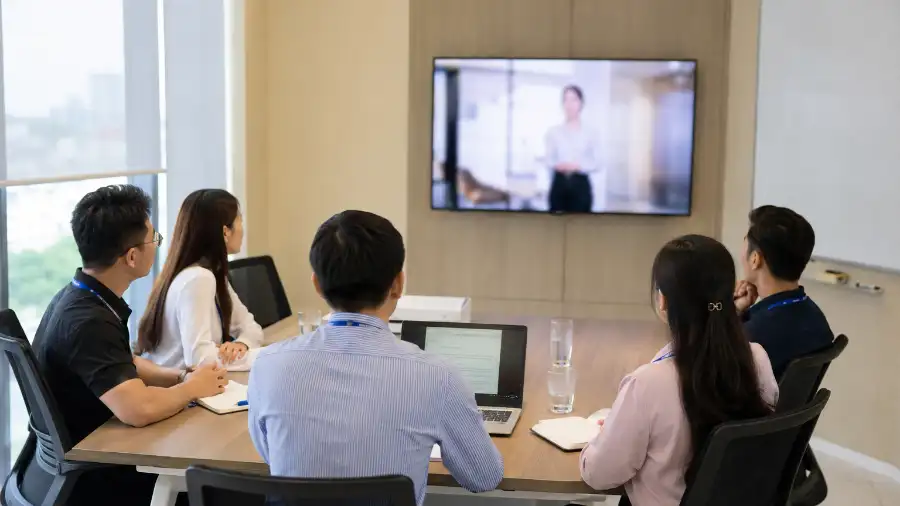 Synthesia 2026: làm video đào tạo AI cho nhân sự Việt 1 Nhân viên xem video đào tạo AI trong phòng họp doanh nghiệp Việt Nam