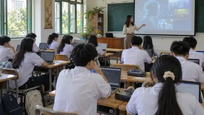 Giáo dục AI — lớp học phổ thông Việt Nam với học sinh dùng laptop
