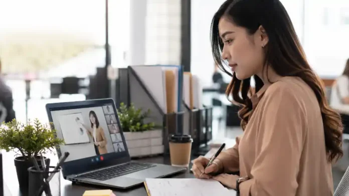Học AI marketing với khoá Gitiho trên laptop tại văn phòng