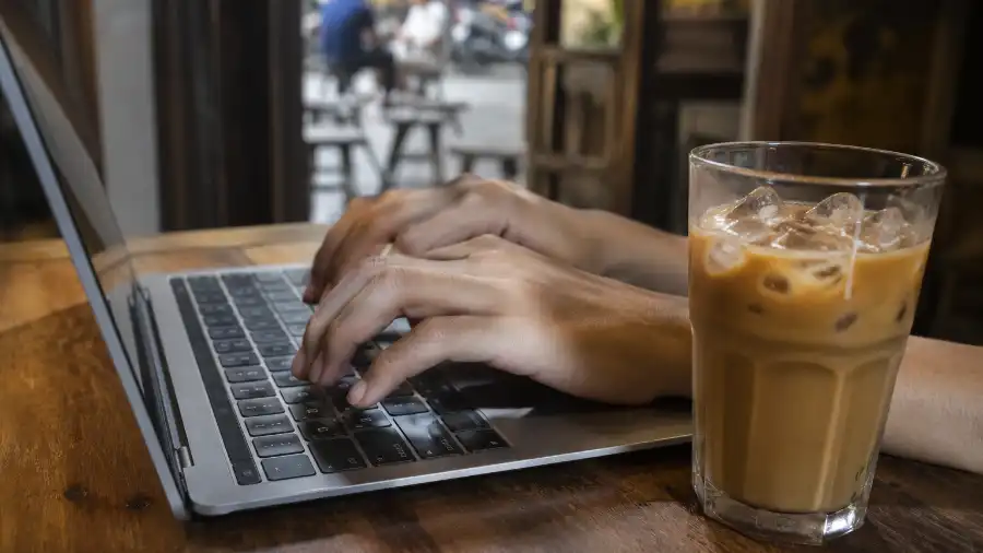 Người Việt xây sản phẩm micro SaaS AI tại quán cà phê