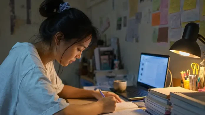 Nợ nhận thức khi học bằng AI — sinh viên Việt Nam học khuya bên laptop và vở viết tay