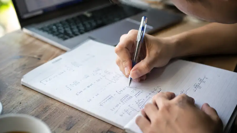 Nợ nhận thức: học bằng AI nhanh mà quên nhanh 1 Nợ nhận thức khi học bằng AI — bàn tay sinh viên chép công thức vào vở